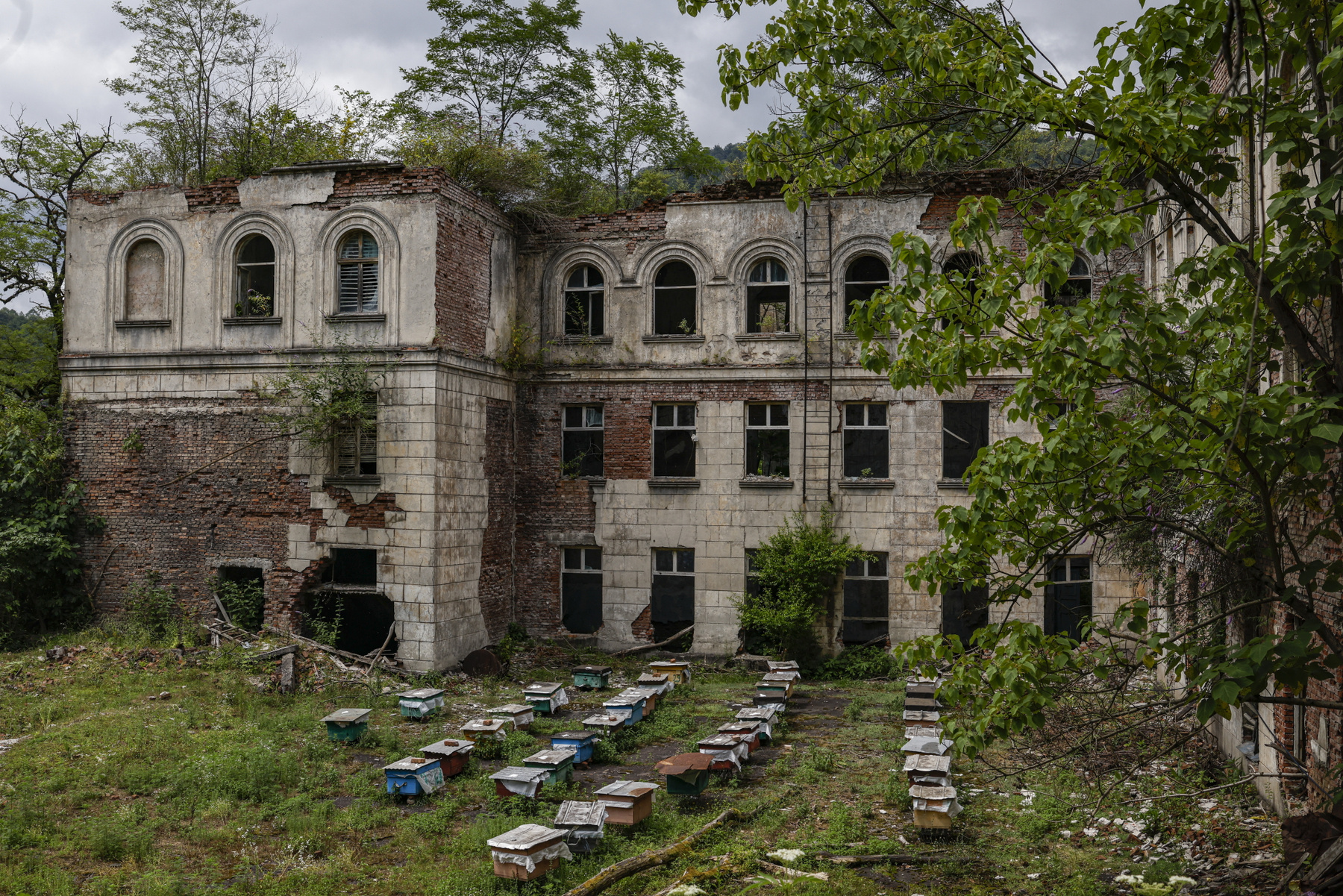 Drónfelvétel romos lakóépületekről