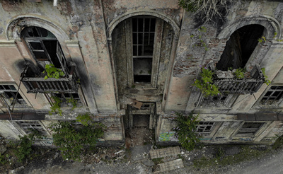 Drónfelvétel romos lakóépületekről