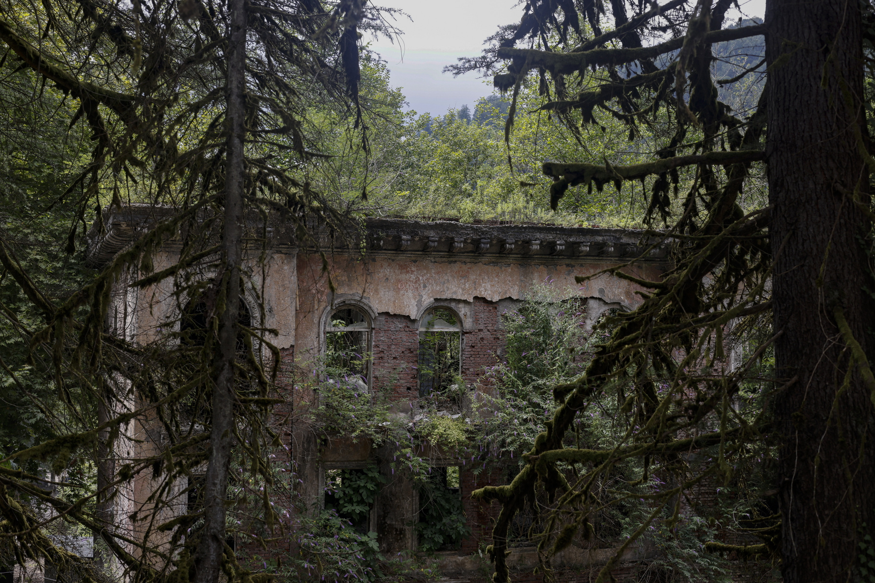 Drónfelvétel romos lakóépületekről