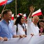 A gyűlést Millió Szív felvonulására keresztelték, ahova Donald Tusk, a Polgári Platform (PO) miniszterelnök-jelöltje hívta egybe potenciális szavazóit