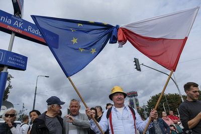 A tüntetésen fiatalok és idősek egyaránt résztvettek, hogy reményeik szerint október 15-e után ne a PiS alakítson kormányt