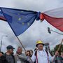 A PiS euroszkeptikus politikája miatt a tömegben egyszerre voltak jelen lengyel és uniós zászlók – utóbbival azt próbálták kifejezni, Lengyelországnak nem harcolnia, hanem együttműködnie kéne az Európai Unióval