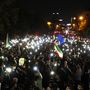 Az emberek összegyűltek Irán fővárosában, Teheránban, és a francia, valamint a brit nagykövetséghez vonultak