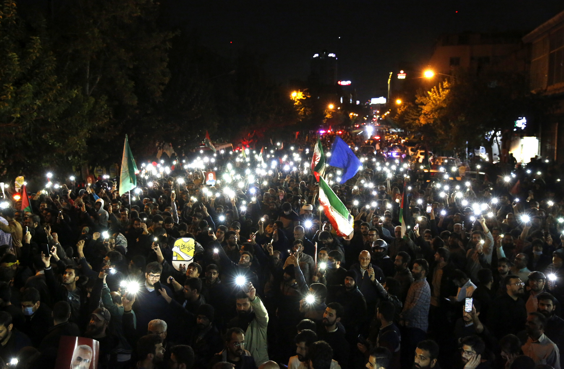 Az emberek összegyűltek Irán fővárosában, Teheránban, és a francia, valamint a brit nagykövetséghez vonultak