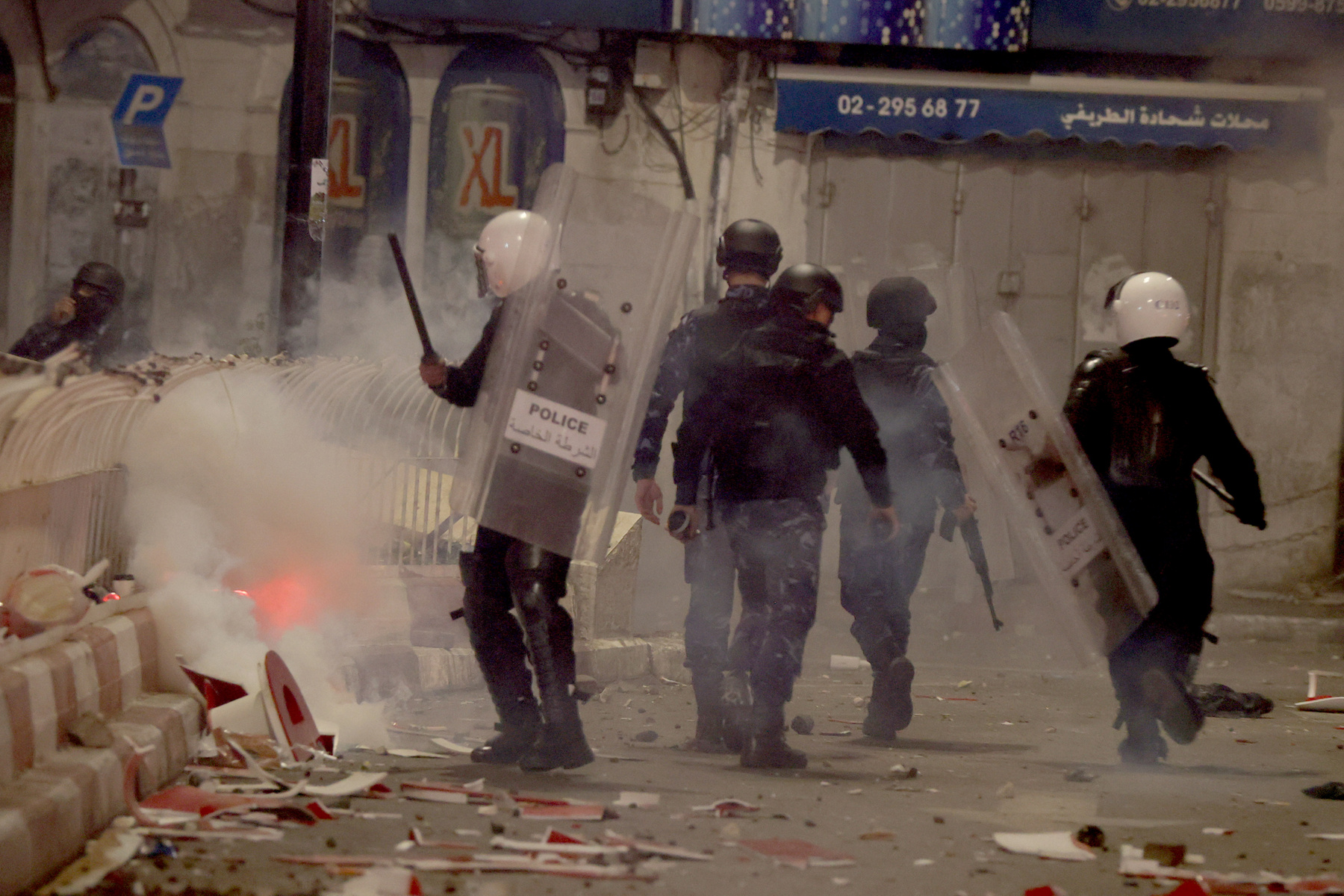 Az emberek összegyűltek Irán fővárosában, Teheránban, és a francia, valamint a brit nagykövetséghez vonultak