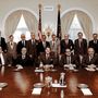 Ronald Reagan amerikai elnök (1911 - 2004) (középen, elöl) pózol az elnök stratégiai erőkkel foglalkozó bizottságának tagjaival és a bizottság különleges tanácsadóival a Fehér Ház kabinetszobájában, Washington, 1983. február 9., Washington DC. A képen balról ülve James Woolsey, Dr. James Schlesinger, Brent Scowcroft elnök, Reagan elnök, Dr. John Deutsch, Thomas Reed és Dr. William Perry; állva balról John Lyons, Levering Smith nyugalmazott altábornagy, Lloyd Cutler, Richard Helms, Dr. Henry Kissinger, Donald Rumsfeld (1932 - 2021), Melvin Laird, Nicholas Brady, Dr. Marvin Atkins, a Bizottság ügyvezető titkára és Herbert Hetu, a Bizottság közkapcsolati tanácsadója