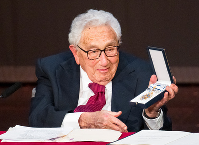 Henry Kissinger, volt amerikai külügyminiszter a bajor Maximilian-renddel a kezében a 100. születésnapja alkalmából rendezett ünnepségeken. A rendet, a szabadállam legmagasabb kitüntetését korábban Söder bajor miniszterelnök adta át neki 2023. június 20-án