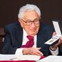 Henry Kissinger, volt amerikai külügyminiszter a bajor Maximilian-renddel a kezében a 100. születésnapja alkalmából rendezett ünnepségeken. A rendet, a szabadállam legmagasabb kitüntetését korábban Söder bajor miniszterelnök adta át neki 2023. június 20-án