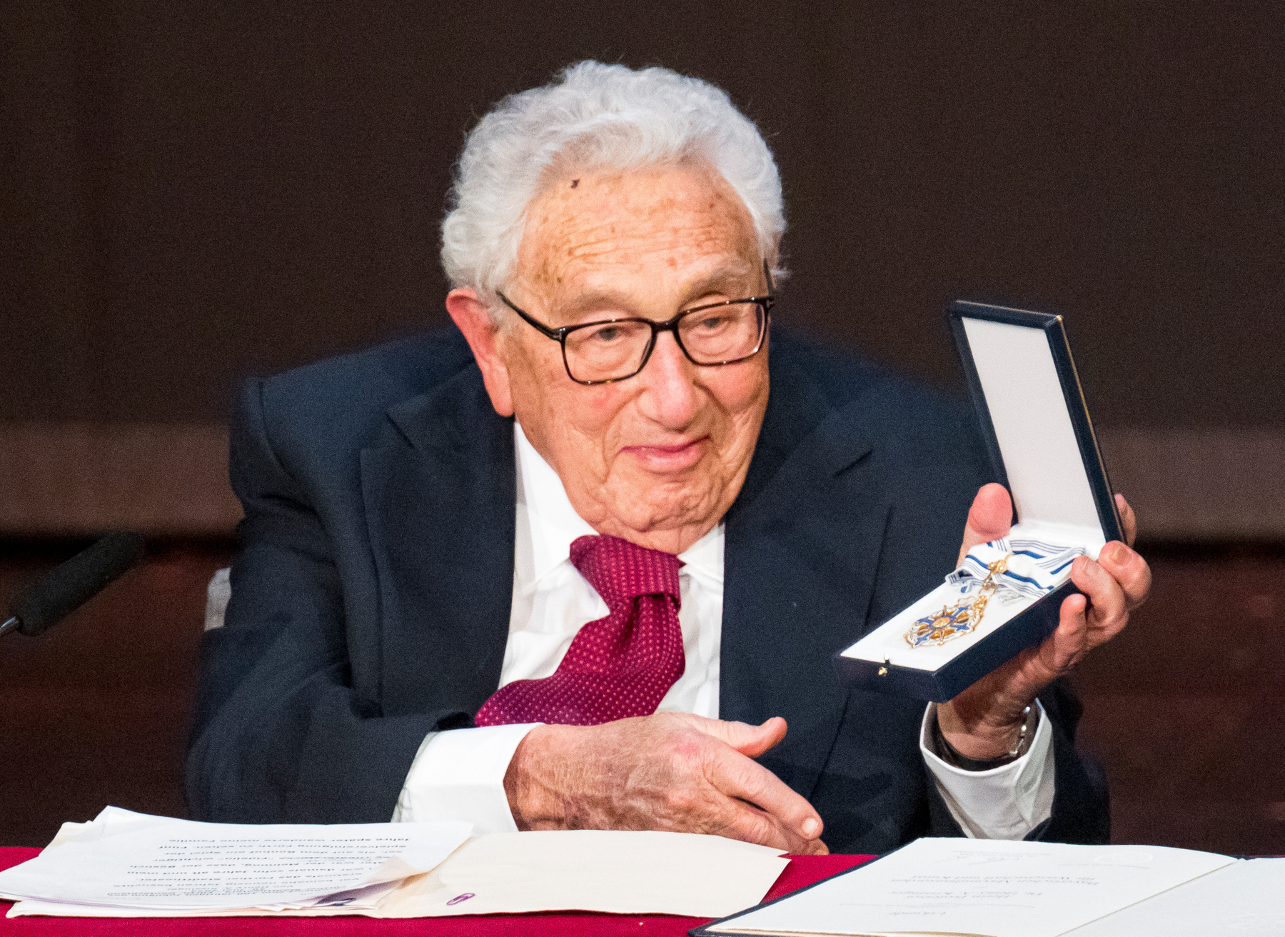 Henry Kissinger, volt amerikai külügyminiszter a bajor Maximilian-renddel a kezében a 100. születésnapja alkalmából rendezett ünnepségeken. A rendet, a szabadállam legmagasabb kitüntetését korábban Söder bajor miniszterelnök adta át neki 2023. június 20-án