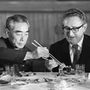 Henry Kissinger amerikai külügyminiszter ételt vesz át Zhou Enlai kínai miniszterelnöktől a pekingi Nép Nagy Csarnokában rendezett állami banketten 1973-ban