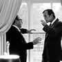 Henry Kissinger külügyminiszter beszélget George Bushsal, a Kínai Népköztársasághoz tartozó amerikai összekötő iroda akkori vezetőjével a Fehér Házban 1974. augusztus 28-án, nem sokkal Gerald Ford elnökké választása után