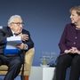 Kissinger, az Egyesült Államok volt külügyminisztere Angela Merkel német kancellár (CDU) mellett beszél a Henry A. Kissinger-díj átadásán 2020. január 21-én