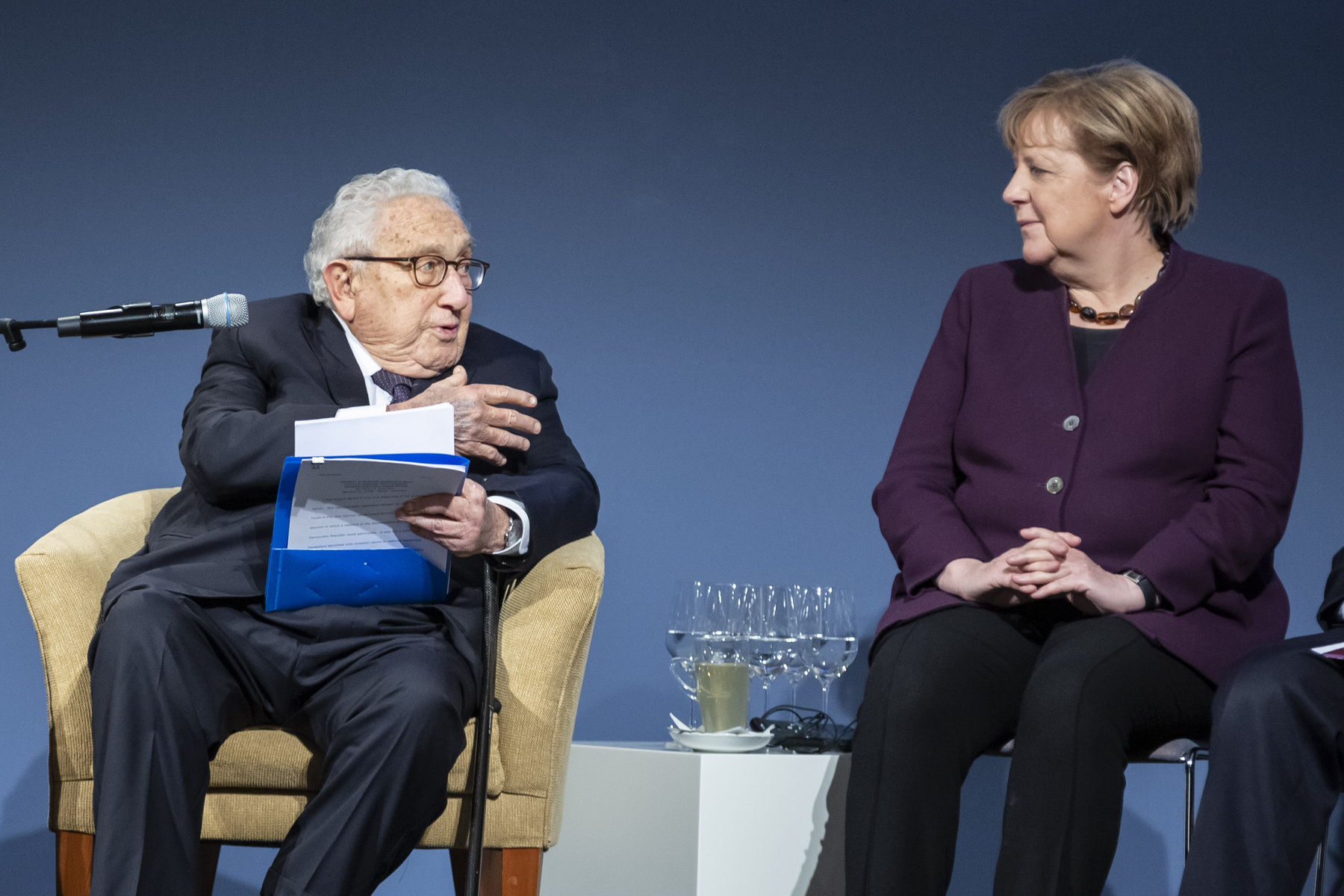 Henry Kissinger, volt amerikai külügyminiszter a bajor Maximilian-renddel a kezében a 100. születésnapja alkalmából rendezett ünnepségeken. A rendet, a szabadállam legmagasabb kitüntetését korábban Söder bajor miniszterelnök adta át neki 2023. június 20-án