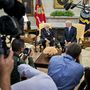 Donald Trump amerikai elnök (jobbra) hallgatja, ahogy Henry Kissinger volt amerikai külügyminiszter beszél egy megbeszélésen a Fehér Ház ovális irodájában Washingtonban 2017. október 10-én