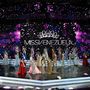 Versenyzők pózolnak gálaruhában a Miss Venezuela szépségversenyen Caracasban 2023. december 7-én