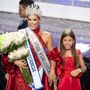 A győztes Ileana Márquez Amazonas szépe a koronával a fején a lánya társaságában a 71. Miss Venezuela szépségverseny caracasi döntőjének végén 2023. december 7-én