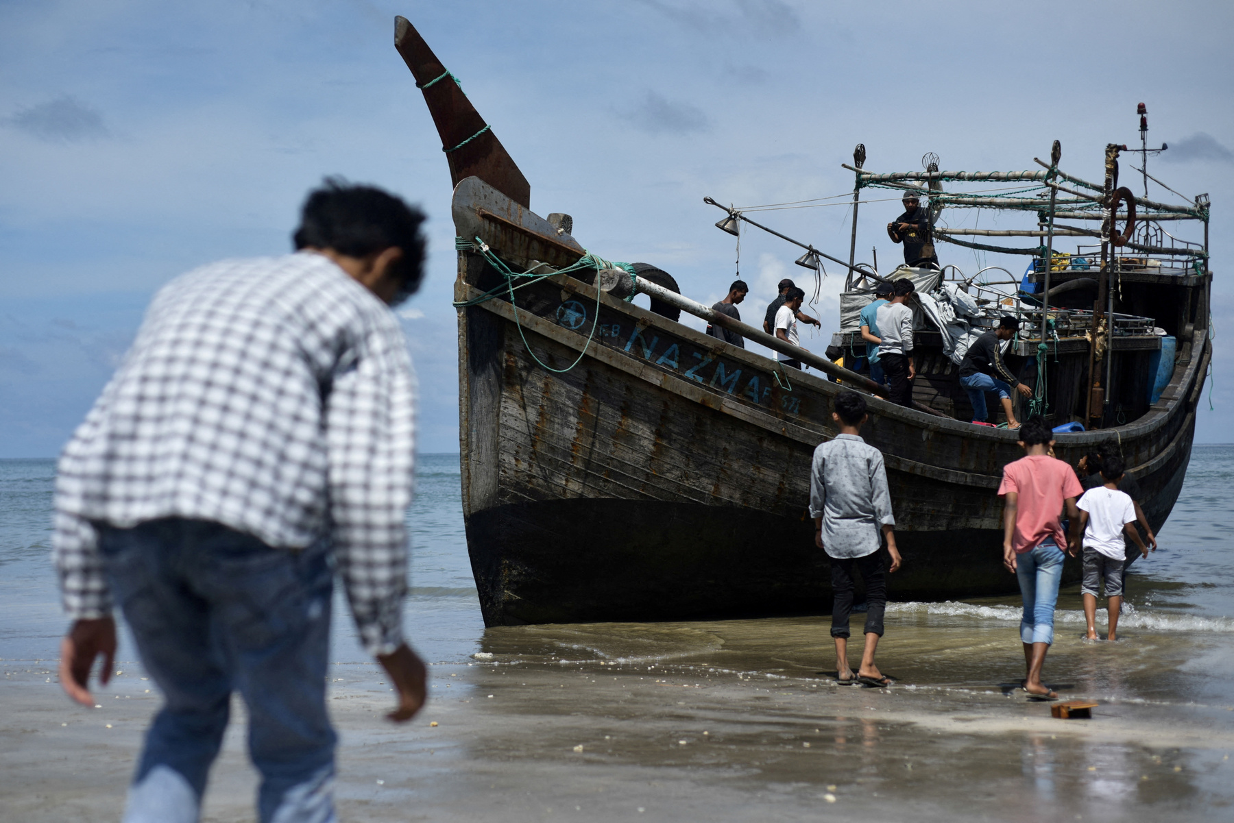 Rohingya muszlimok érkeznek Blang Ulam Acehbe. Egy rohingya muszlim nő, mielőtt menhelyre szállítják Banda Aceh Aceh tartományban, Indonéziában 2023. december 10-én 