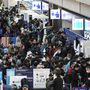 Utazók tolonganak a Haneda tokiói nemzetközi repülőtér 2-es termináljának check-in területén 2024. január 3-án, mivel  előző este a kifutópályán összeütközött a parti őrség egyik gépe és a Japan Airlines (JAL) egyik utasszállító repülőgépe, ami miatt leállt az egyik fő kifutópálya