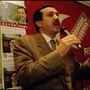 A REFAH párt vezetője, Recep Tayyip Erdogan aktivistákkal beszélget