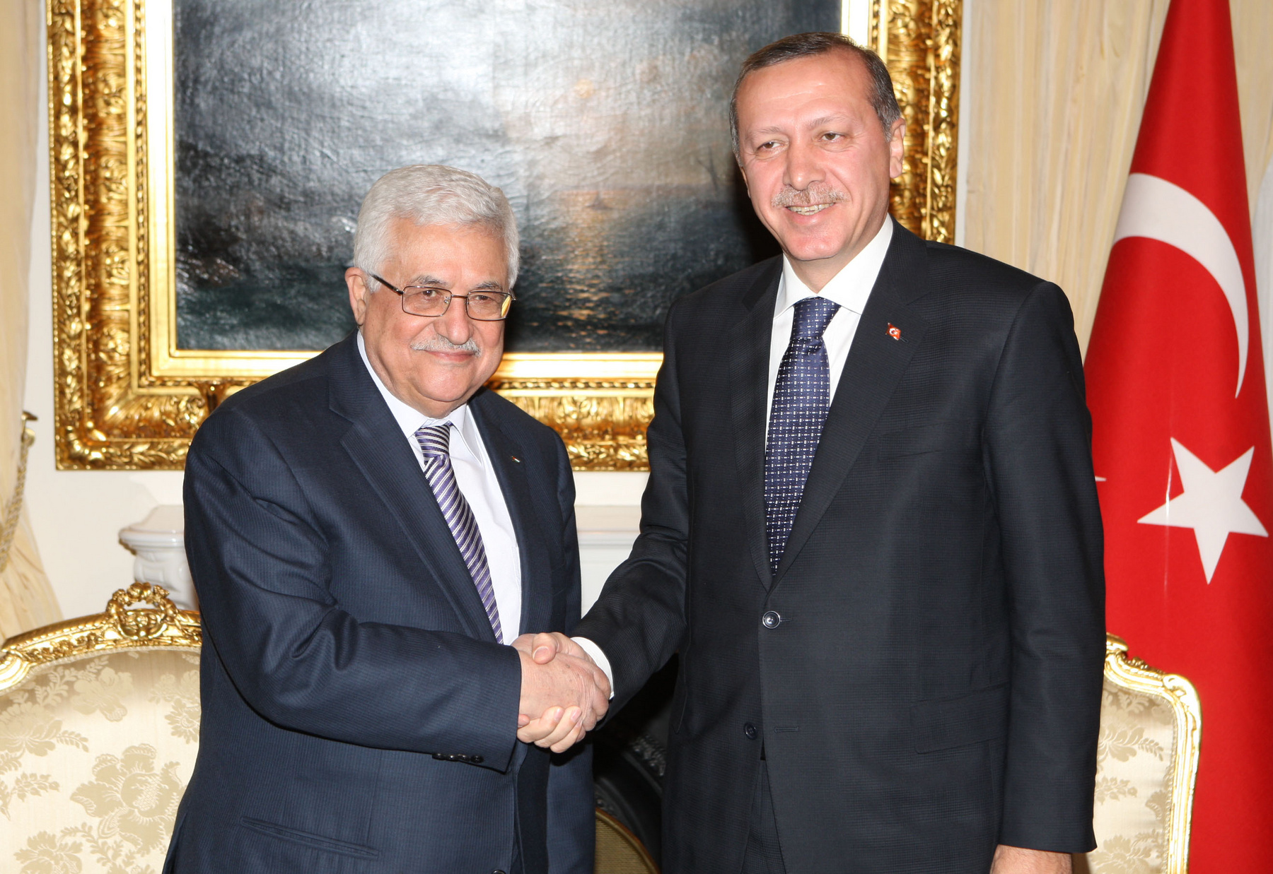 Mahmúd Abbász (b) palesztin elnök találkozik Recep Tayyip Erdogan (j) török miniszterelnökkel Törökország Ankarában 2010. december 5-én 