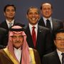 Barack Obama (k) amerikai elnök pózol egy csoportképhez Recep Tayyip Erdogan (b) török miniszterelnökkel, Abhisit Vejjajiva Thaiföld miniszterelnökével, Szaúd al-Faisal szaúdi külügyminiszterrel, Silvio Berlusconi olasz miniszterelnökkel, Hu Jintao kínai elnökkel és Dmitrij Medvegyev orosz elnökkel a G20-ak csúcstalálkozóján Londonban, az Egyesült Királyságban 2009. április 2-án 