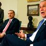 George W. Bush (j) amerikai elnök válaszol a sajtó kérdéseire, miután találkozott Recep Tayyip Erdogan (b) török miniszterelnökkel a Fehér Ház Ovális Irodájában Washington DC-ben  2007. november 5-én 
