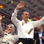 Recep Tayyip Erdogan (j) török miniszterelnök és felesége, Emine (b) köszönti támogatóit az AK párt nagygyűlésén, miközben a közelgő előrehozott parlamenti választásokra kampányol a törökországi Trabzon városában 2007. július 20-án