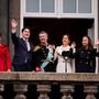 Frigyes dán király és Mária királynő kinevezésük után integet a Christiansborg-palota erkélyéről. A képen látható még: Christian herceg, Izabella hercegnő, Vincent herceg és Jozefin hercegnő