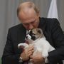 Vlagyimir Putyin Türkmenisztánban ajándékba kapott kutyájával 2017-ben