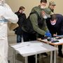 Az oroszországi Nyomozó Bizottság tagjai dolgoznak a krasznogorszki városházán történt halálos lövöldözéses támadás helyszínén 2024. március 23-án