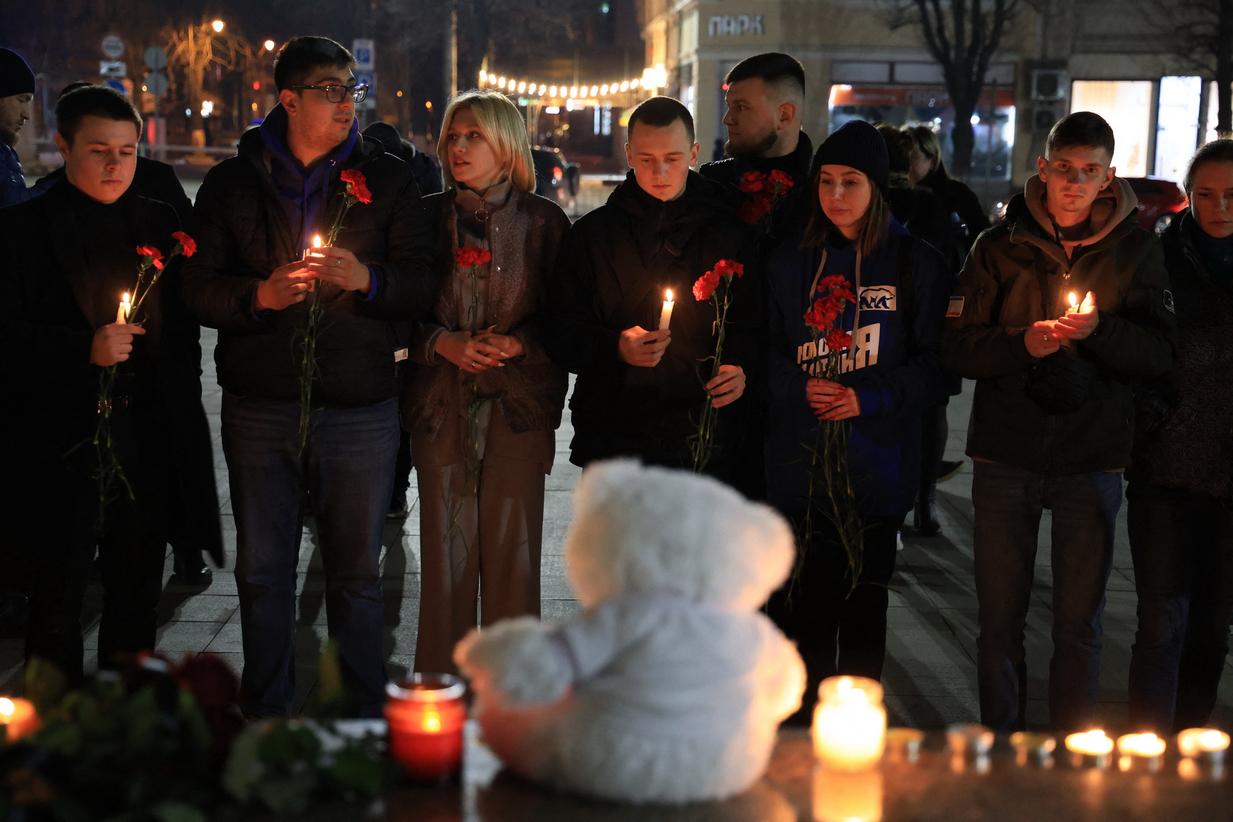 Emberek virágot helyeznek el, és gyertyát gyújtanak a moszkvai koncert lövöldözésének áldozataira emlékezve Szimferopolban, a Krím központjában 2024. március 22-én