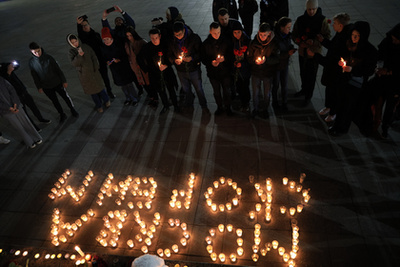 Emberek virágot helyeznek el, és gyertyát gyújtanak a moszkvai koncert lövöldözésének áldozataira emlékezve Szimferopolban, a Krím központjában 2024. március 22-én