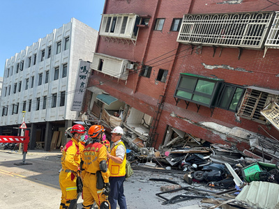 Tsai Ing-wen tajvani elnök és Chen Jianren ügyvezető igazgató sajtótájékoztatót tart, miközben a központi katasztrófaelhárítási központba látogatnak, hogy tájékozódjanak a 7,4-es erősségű földrengés katasztrófájáról és a mentési helyzetről Tajpejben Tajvanon 2024. április 3-án