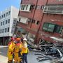Tűzoltók dolgoznak a helyszínen, ahol egy épület összeomlott a földrengést követően Hualienben