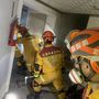 Tűzoltók kutatnak egy épületben