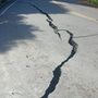 Földrengés miatt repedeznek az utak a Taipingshan parkban 2024. április 3-án