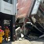 A Xuanyuan Roadon lévő Uránusz épület súlyosan megdőlt, mivel legalább négy ember meghalt és több százan megsérültek, miután a Richter-skála szerinti 7,4-es erősségű földrengés rázta meg Tajvan keleti partjainál Hualien Tajvanon 2024. április 3-án