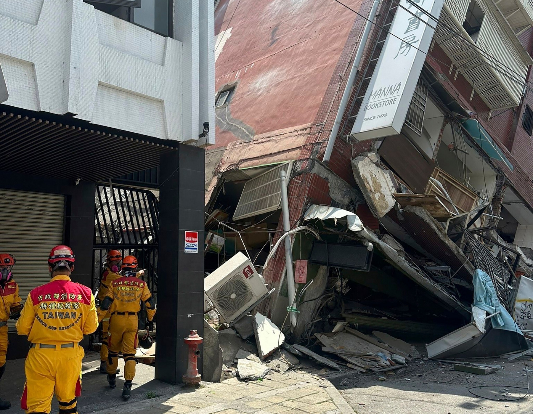 Tsai Ing-wen tajvani elnök és Chen Jianren ügyvezető igazgató sajtótájékoztatót tart, miközben a központi katasztrófaelhárítási központba látogatnak, hogy tájékozódjanak a 7,4-es erősségű földrengés katasztrófájáról és a mentési helyzetről Tajpejben Tajvanon 2024. április 3-án