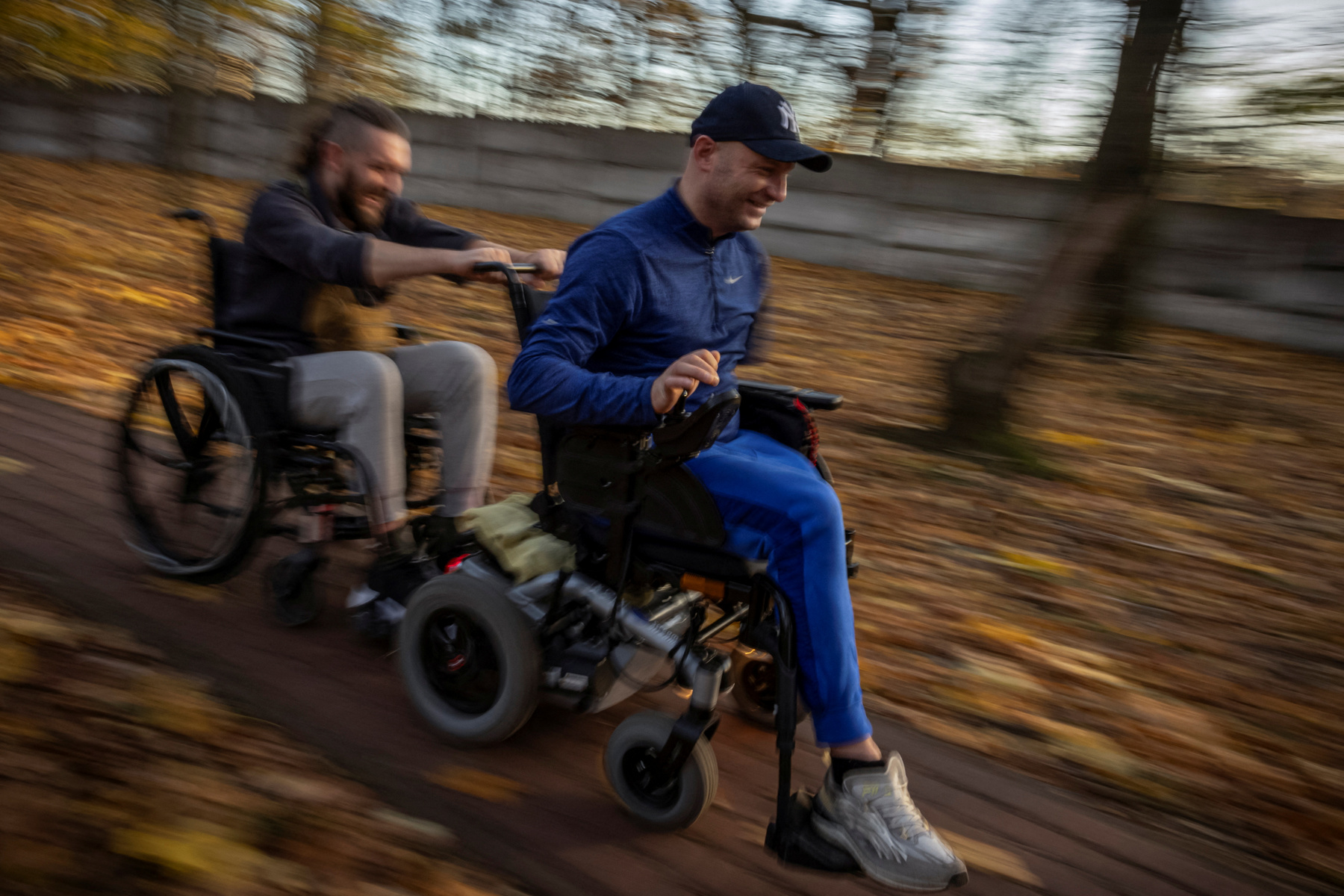 A bal karját és részben a bal lábát aknarobbanásban elvesztett Oleksandr Revtiuh boxedzésen vesz részt Kijevben, 2024. február 11-én