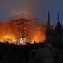 A lángokba borult Notre-Dame-székesegyház Párizsban 2019. április 15-én