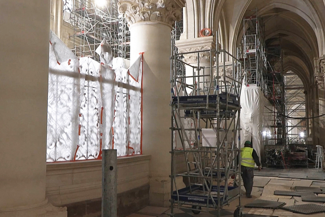 2024. április 11-én készült videófelvételéből készült felvételen a párizsi Notre-Dame-székesegyház bordásboltozatai és oszlopai láthatók