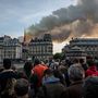 A lángokba borult Notre-Dame-székesegyház Párizsban 2019. április 15-én