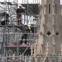 2024. április 11-én készült videófelvételéből készült felvételen a párizsi Notre-Dame székesegyház tetején dolgozó munkások láthatók