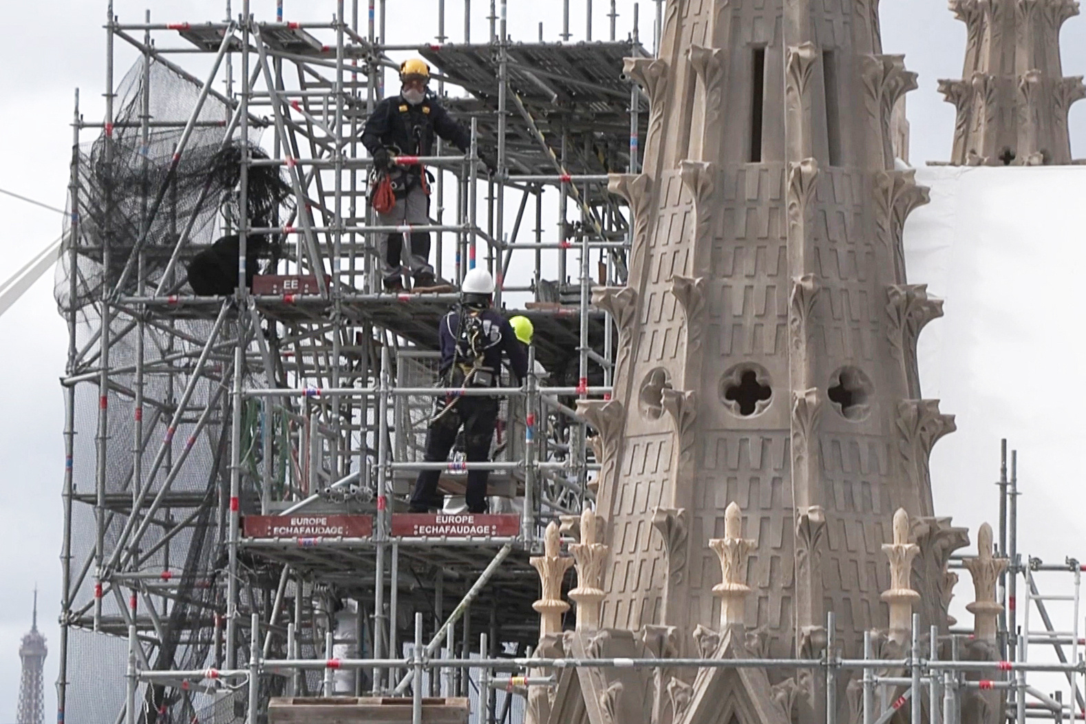 2024. április 11-én készült videófelvételéből készült felvételen a párizsi Notre-Dame-székesegyház bordásboltozatai és oszlopai láthatók