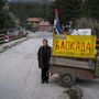 Stana Jorgovanovic egy 79 éves háziasszony a barikád előtt Kriveljben, Szerbiában 2024. április 3-án. Megvédjük a falunkat és a házakat, ahol születtünk - mondta Jorgovanovic a Reutersnek adott interjúban