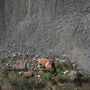 Egy lerombolt ház látható a kínai Zijin Mining leányvállalat által működtetett bánya közelében, Kriveljben, Szerbiában 2024. április 4-én
