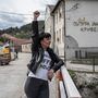 Tamara Novakovic egy 38 éves ápolónő felemeli az öklét a barikád mellett pózolva Kriveljben, Szerbiában 2024. április 4-én. Itt születtem, a gyerekeim itt születtek, ide járnak iskolába - mondta Novakovic a Reutersnek adott interjúban