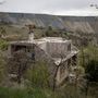 Egy lerombolt ház látható a kínai Zijin Mining leányvállalat által működtetett rézbánya közelében, Kriveljben, Szerbiában 2024. április 4-én