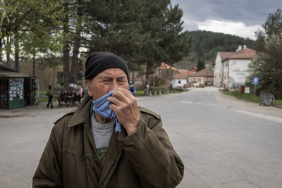 Debica Kostandinovic egy 58 éves háziasszony ül a blokádnál Kriveljben, Szerbiában 2024. április 3-án. Két tucat nő váltott műszakban, éjjel-nappal tiltakozik egy kis hídon Kriveljben, a kínai Zijin Mining leányvállalat által működtetett bánya ellen, amely uralja a környező vidéket és betolakszik az otthonaikba. Évekig építettük a falunkat, és abból a pénzből, amit ők (a Zijin vállalat) kínálnak nekünk a házainkért, egyetlen lakást sem tudunk venni - mondta Kostandinovic a Reutersnek adott interjúban