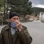 Aleksa Radonic egy 80 éves nyugdíjas tanár a sáljával takarja el a száját Kriveljben, Szerbiában 2024. április 4-én